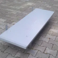 Springtisch aus Edelstahl/Kunststoff